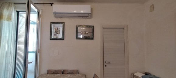 3 rooms Apartment in Bari, Italy No. 124944 3