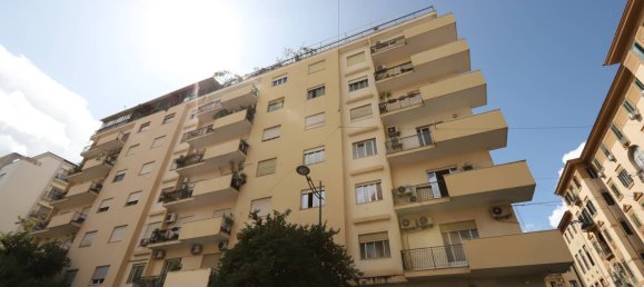 4 bedrooms Apartment in Palermo, Italy No. 275532 3