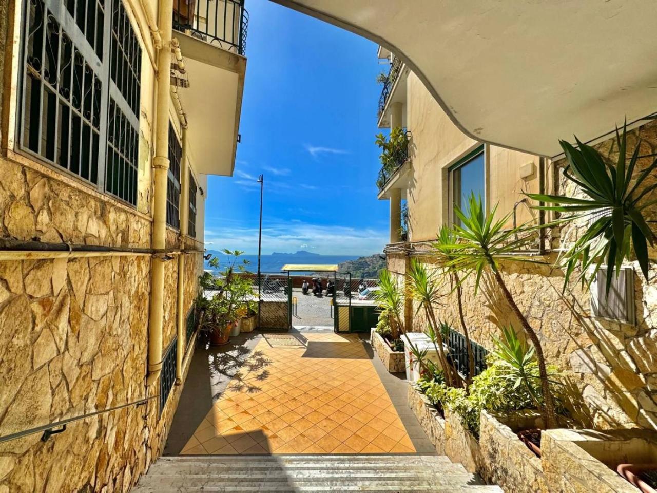 2 rooms Apartment in Naples, Italy No. 30935