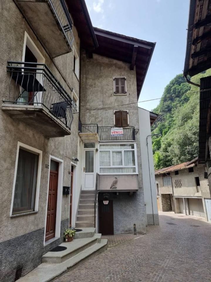 6 rooms House in Morbegno, Italy No. 170919