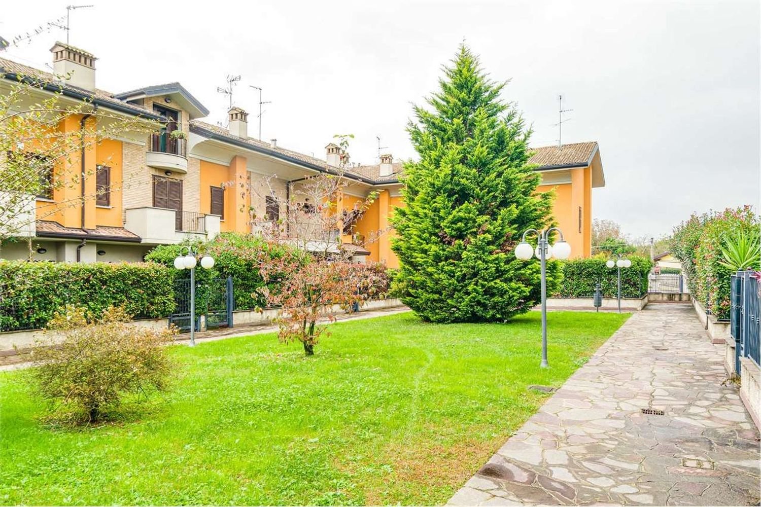 Villa de 7 habitaciónes en Vanzago, Italy No. 260634
