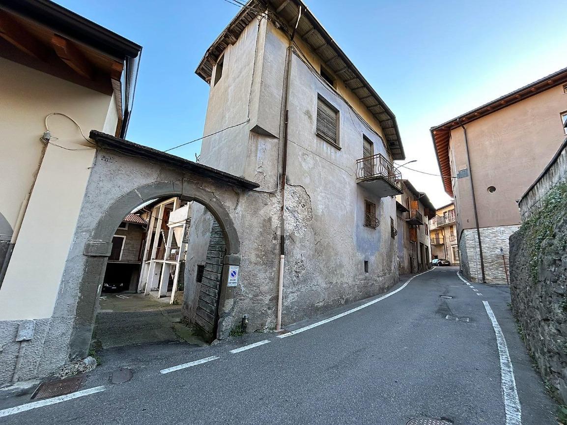 Casa de 5 habitaciónes en Costa Volpino, Italy No. 2111