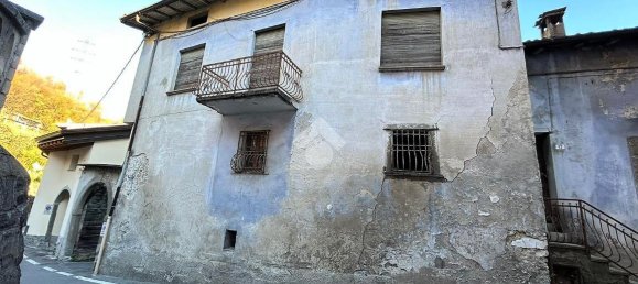 Casa de 5 habitaciónes en Costa Volpino, Italy No. 2111 2