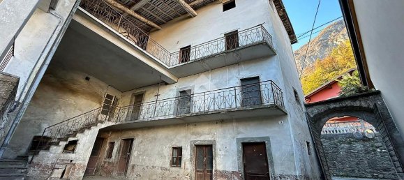 Casa de 5 habitaciónes en Costa Volpino, Italy No. 2111 6