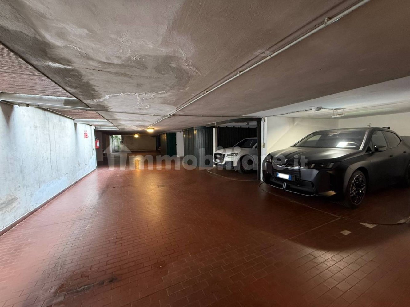  مرآب في Milan, Italy 15متر مربع رقم 378965