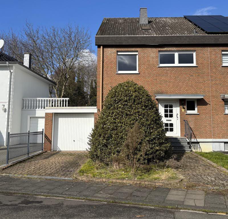 Таунхаус с 4 комнатами в Ойскирхен, Германия № 37529