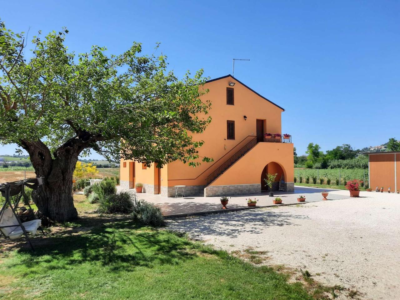 5 rooms House in Camerano, Italy No. 117673