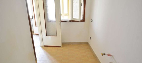 Дом с 3 комнатами в Мирадоло Терме, Италия № 15783 11