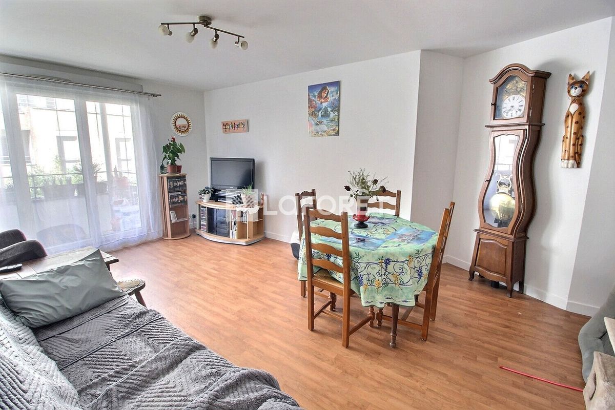 3 bedrooms Apartment in Gennevilliers, France No. 129754