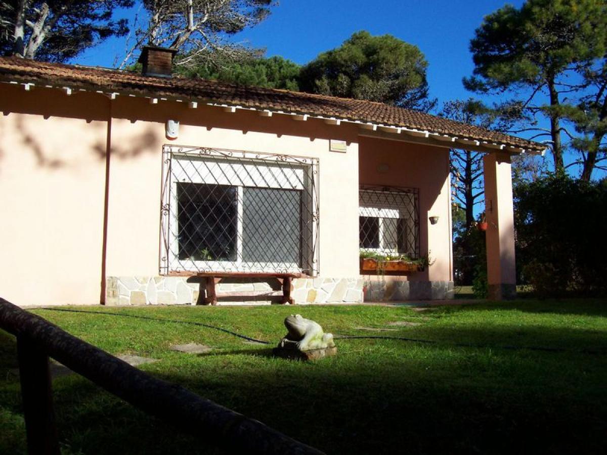 Casa de 3 dormitorios en Mar del Plata, Argentina No. 94380