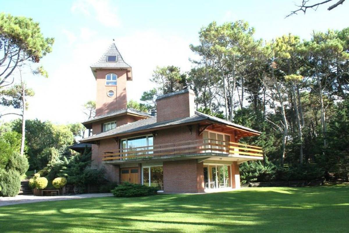 Casa de 4 dormitorios en Mar del Plata, Argentina No. 97327