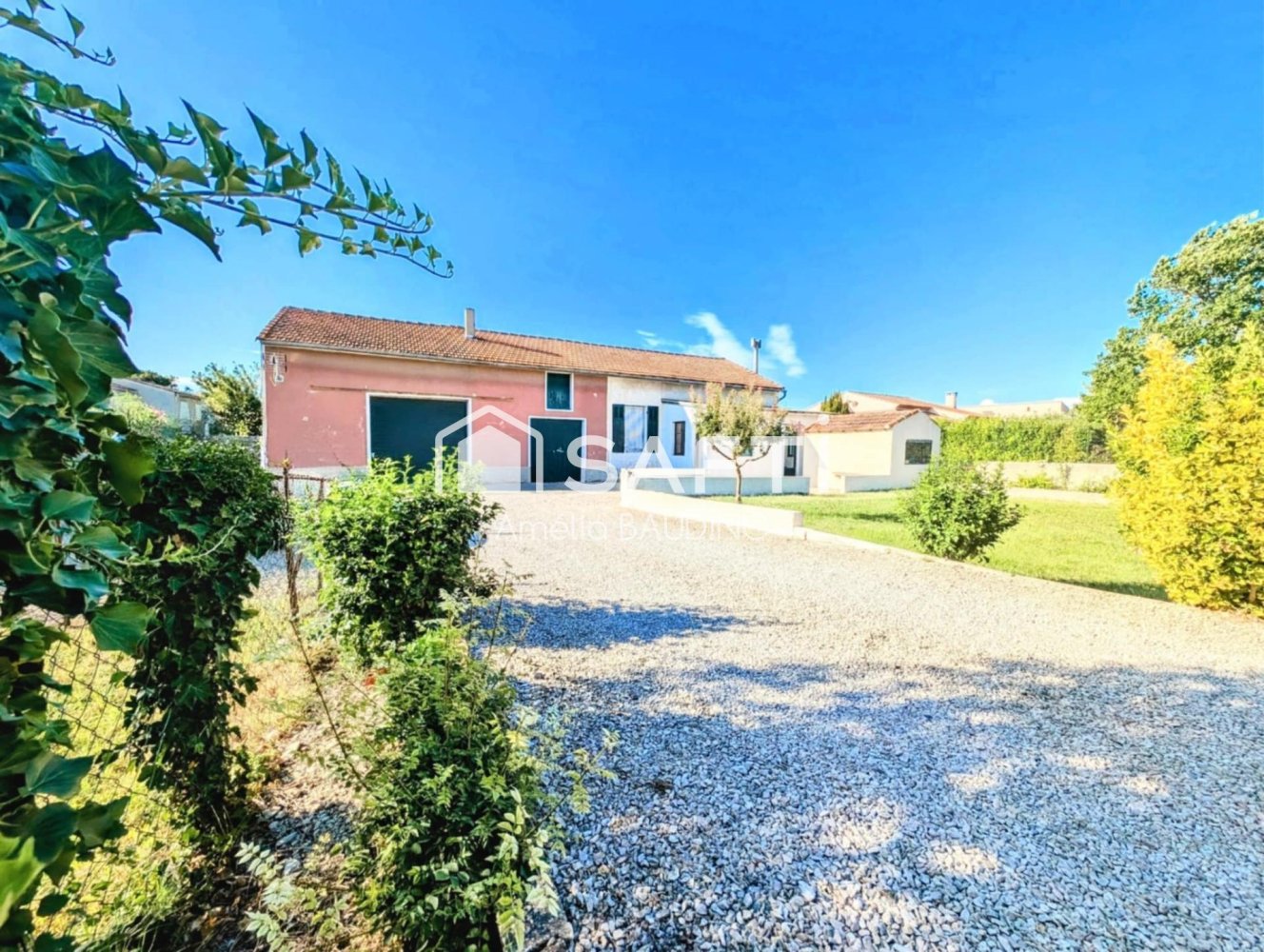 3 bedrooms House in Senas, France No. 292508