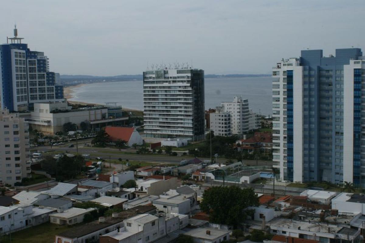 Apartamento de 2 dormitorios en Maldonado, Uruguay No. 1004