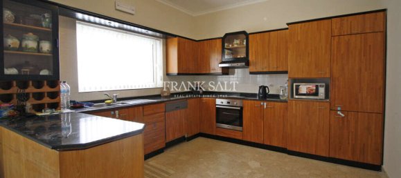 4 bedrooms House in Pembroke, Malta No. 4197 2