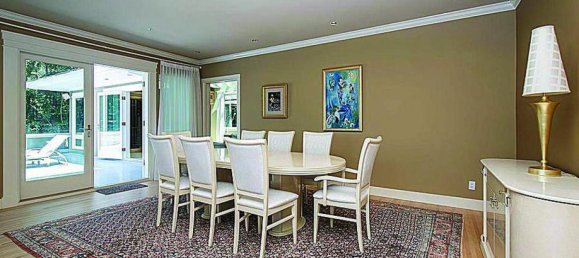 7 bedrooms House in British Columbia, Canada No. 1257 10