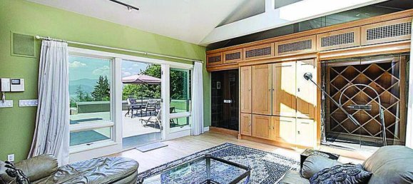 7 bedrooms House in British Columbia, Canada No. 1257 12