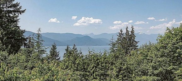 7 bedrooms House in British Columbia, Canada No. 1257 3