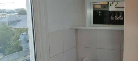 Studio in Paris, France No. 333873 3