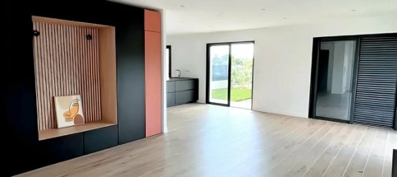 Villa de 3 dormitorios en Fabregues, France No. 297661 2