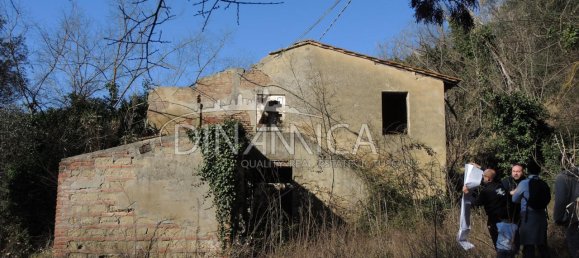 Дом с 6 комнатами в Монтополи ин Валь д’Арно, Италия № 236911 3