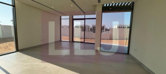 4 bedrooms Villa in Abu Dhabi, UAE No. 54374 3