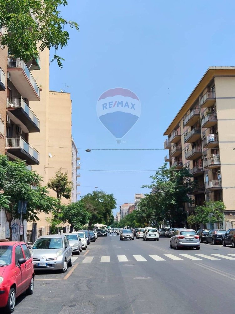 5 rooms Apartment in Catania, Italy No. 273929