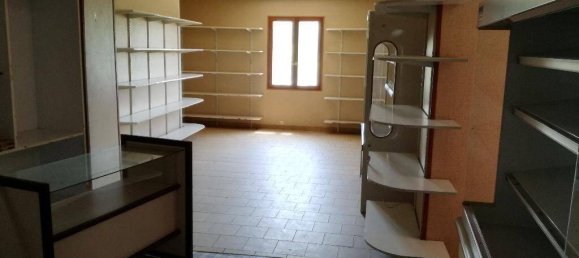 280m² Commercial property in Chisseaux, France No. 82464 7