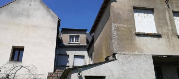 280m² Commercial property in Chisseaux, France No. 82464 14