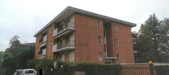 3 rooms Apartment in Lonate Pozzolo, Italy No. 198966 7