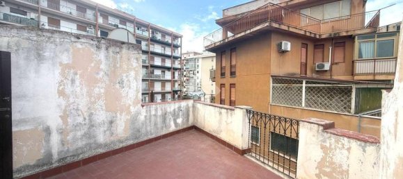 2 bedrooms Apartment in Palermo, Italy No. 77105 3