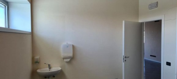 Коммерческая недвижимость 250м² в Куистелло, Италия № 378502 10