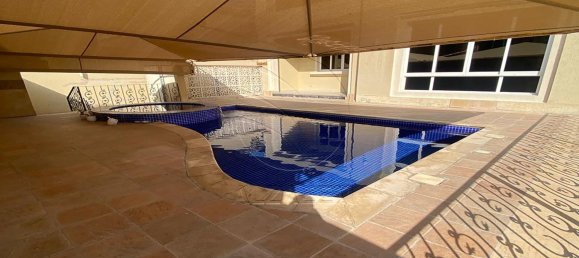 Villa de 4 dormitorios en Abu Dhabi, UAE No. 29225 3