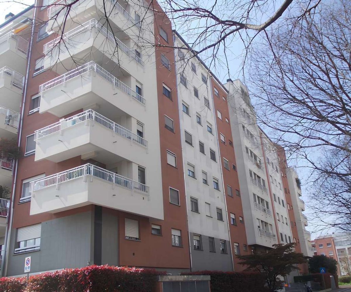 3 rooms Apartment in Milan, Italy No. 330353