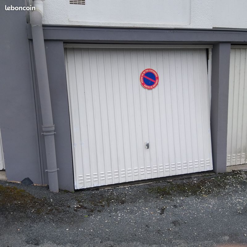 Garage à Laval, France No. 317714