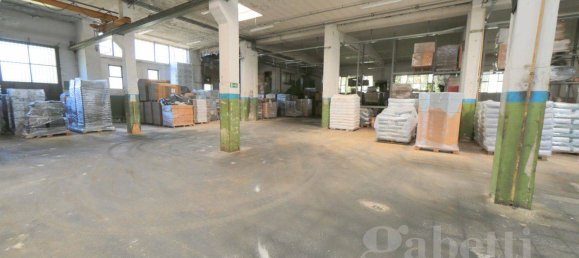 Склад с 1 комнатой в Лонате Поццоло, Италия № 297955 3