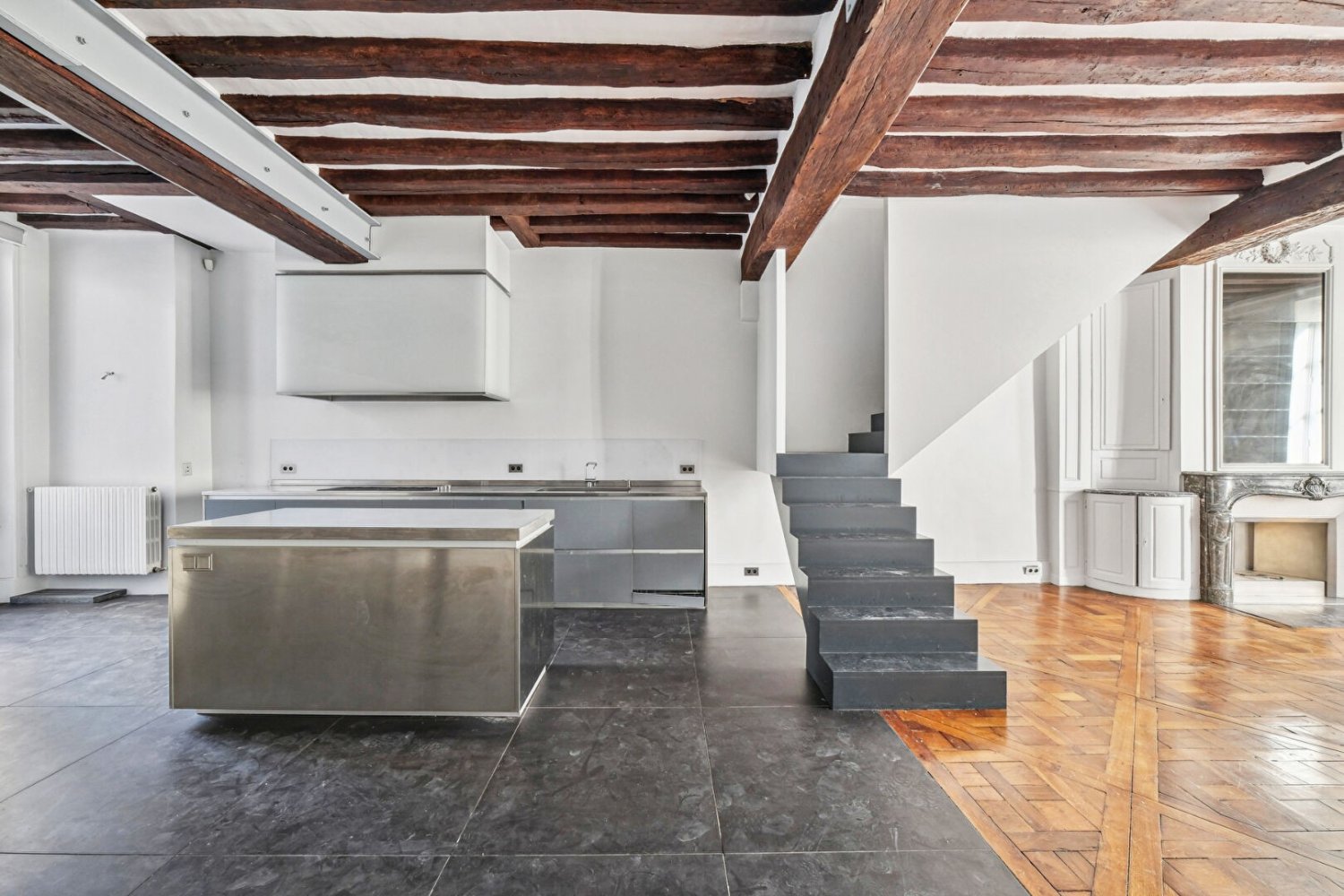 1 bedroom Duplex in Paris, France No. 299074