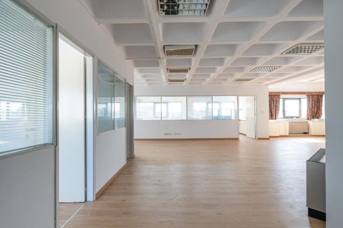 2130 m² propiedad comercial en venta en Nicosia, Cyprus № 24516