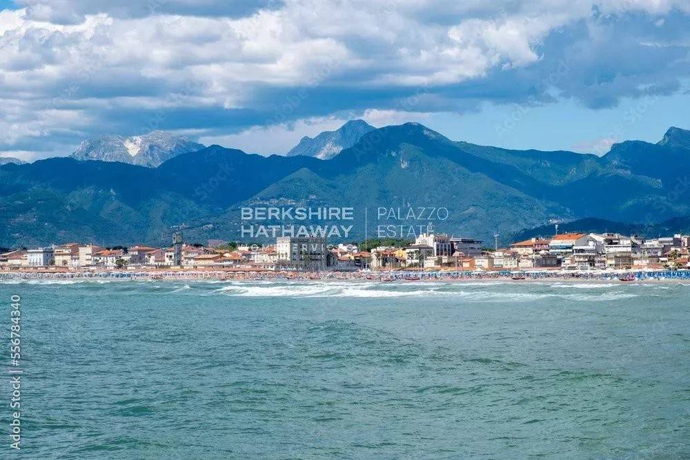 5 rooms Commercial property in Viareggio, Italy No. 132941