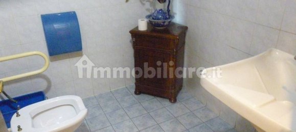 Imóvel comercial de 3 divisões em Vado Ligure, Italy N.º 154353 6