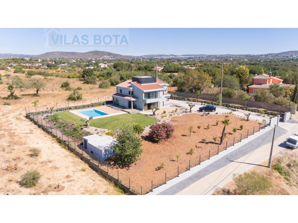 5 bedrooms House in Quarteira, Portugal No. 31948