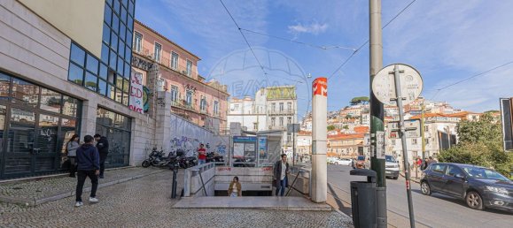 90m² Commercial property in Lisbon, Portugal No. 68184 9