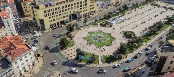 90m² Commercial property in Lisbon, Portugal No. 68184 16