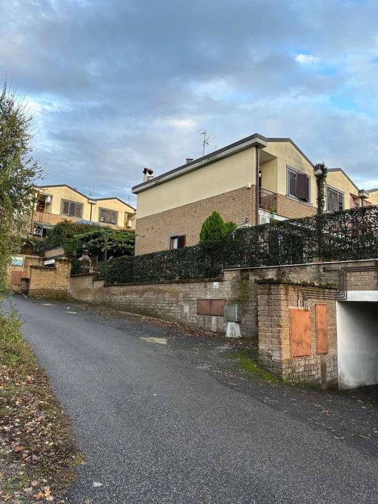 Villa de 5 habitaciónes en Mazzano Romano, Italy No. 143762