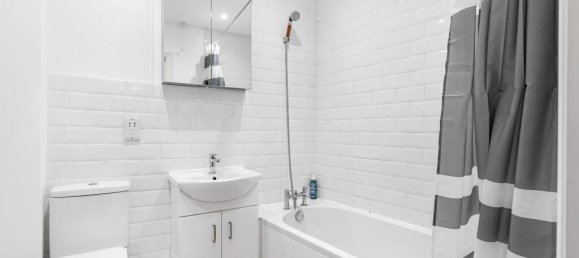 2 bedrooms Apartment in London, United Kingdom No. 12428 3