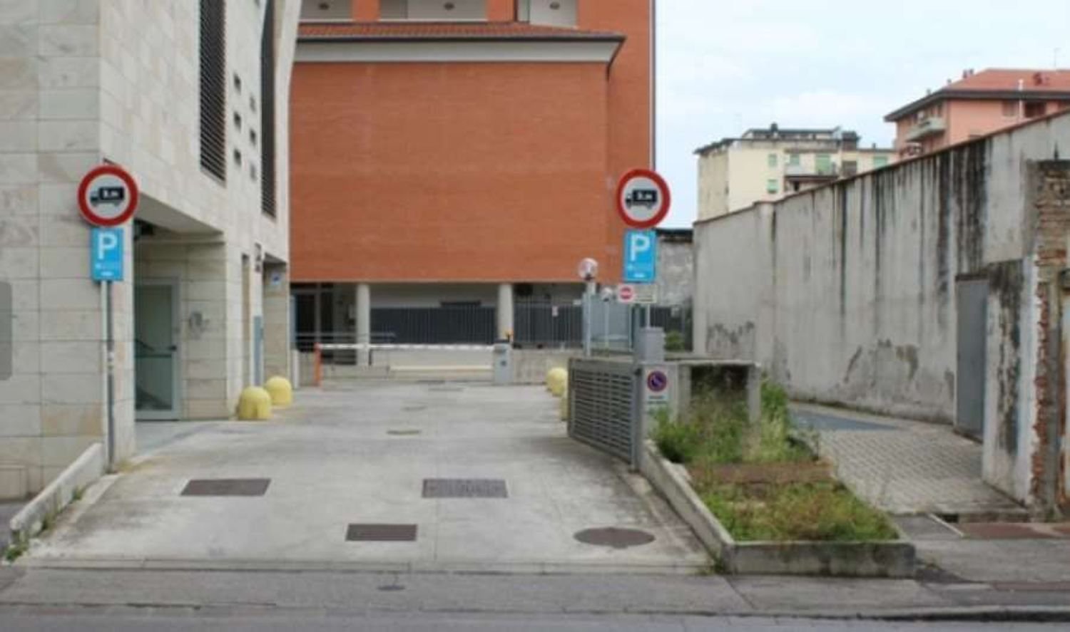Garagem em Prato, Italy 298 m² N.º 298475