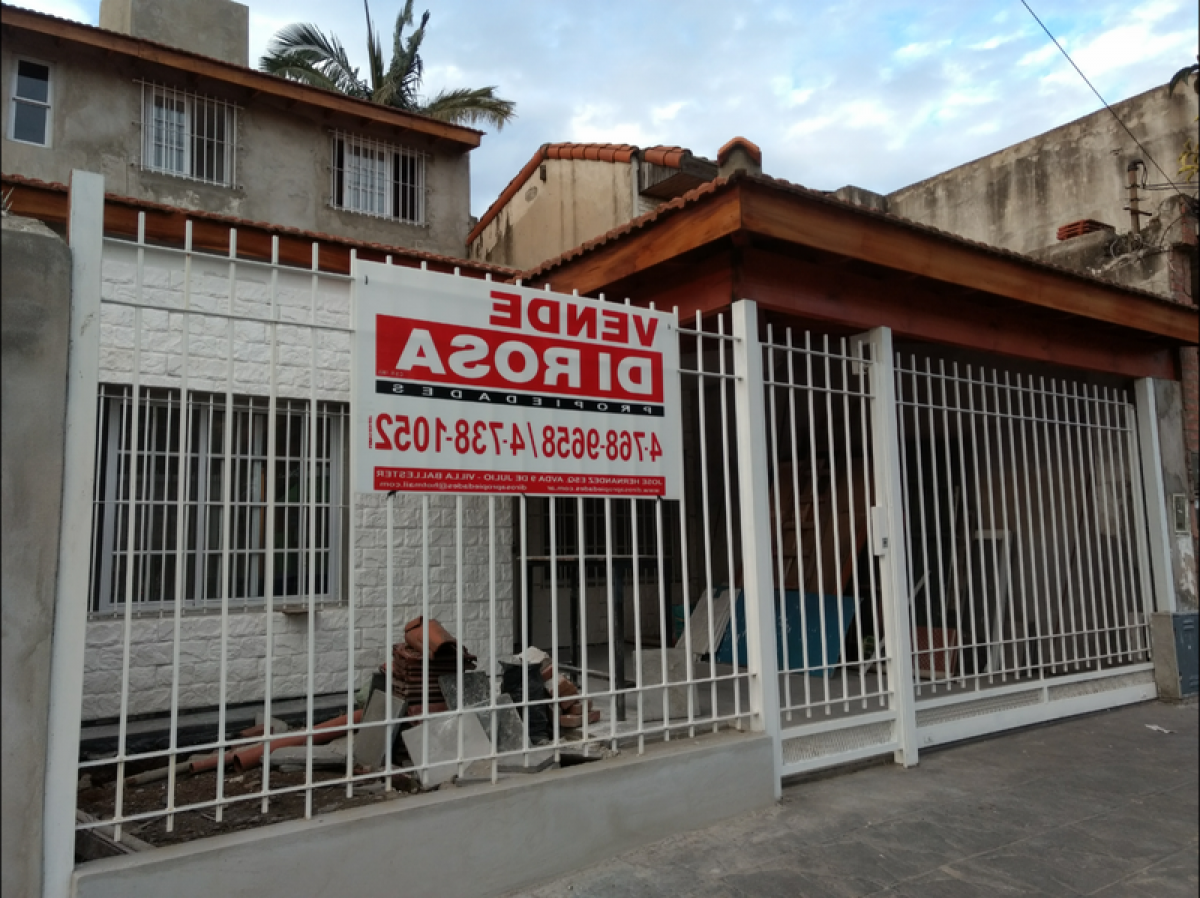 Casa de 4 dormitorios en General San Martín, Argentina No. 58956