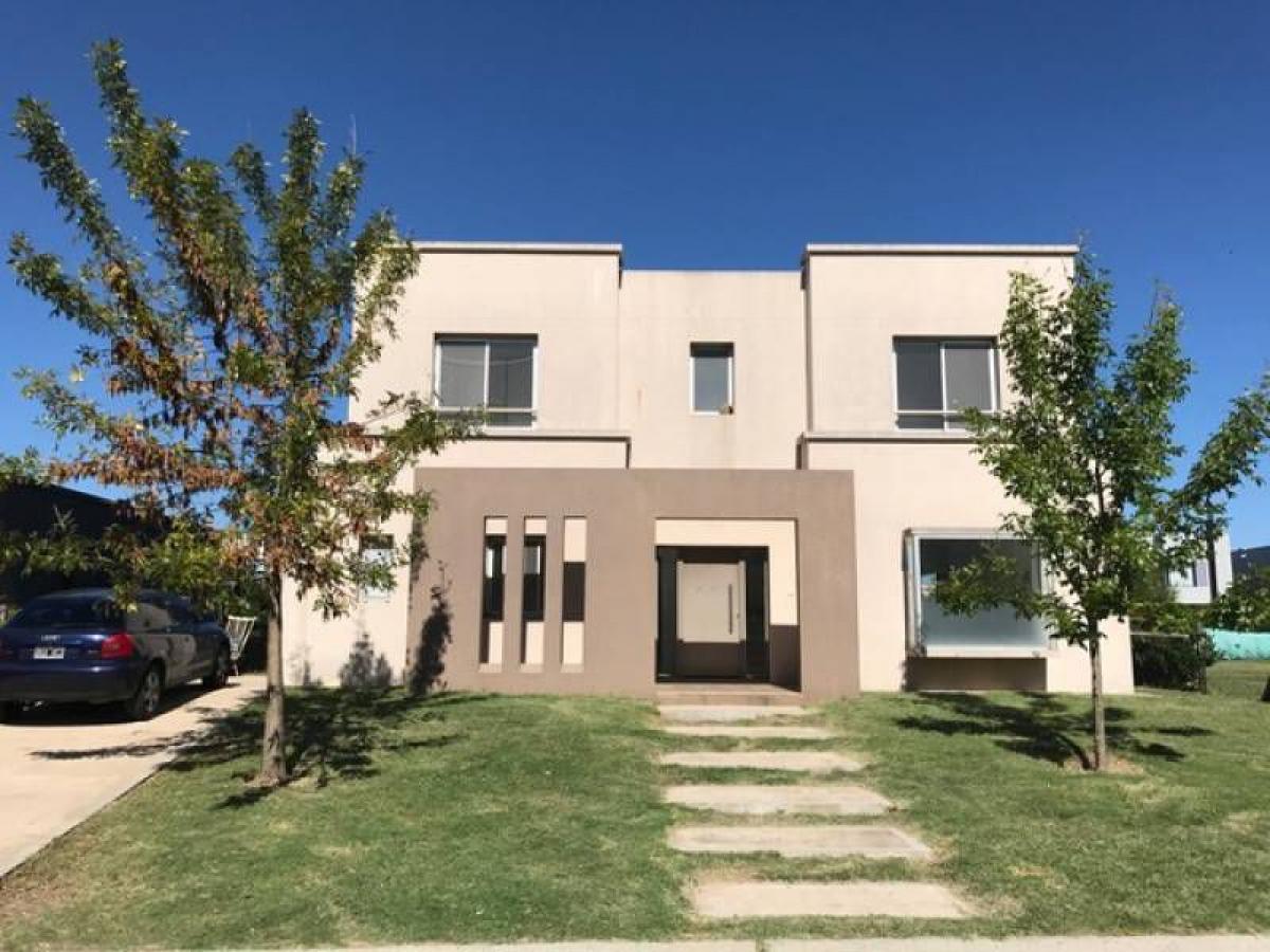 Casa de 4 dormitorios en Tigre, Argentina No. 17584