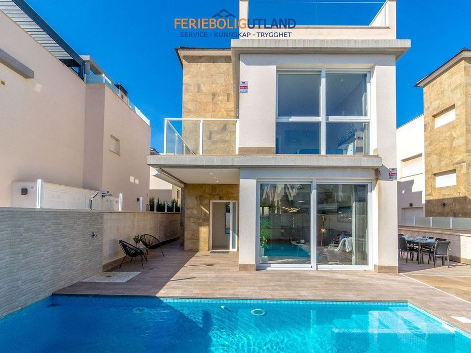 4 bedrooms Villa in Torrevieja, Spain No. 183504