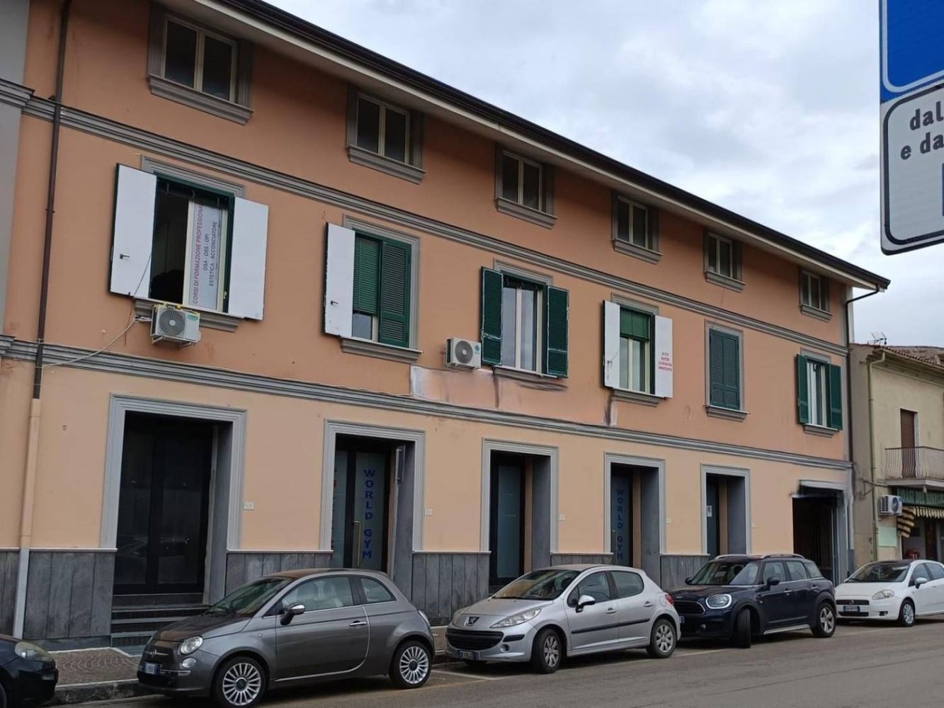 665m² Office in Alvignano, Italy No. 317068