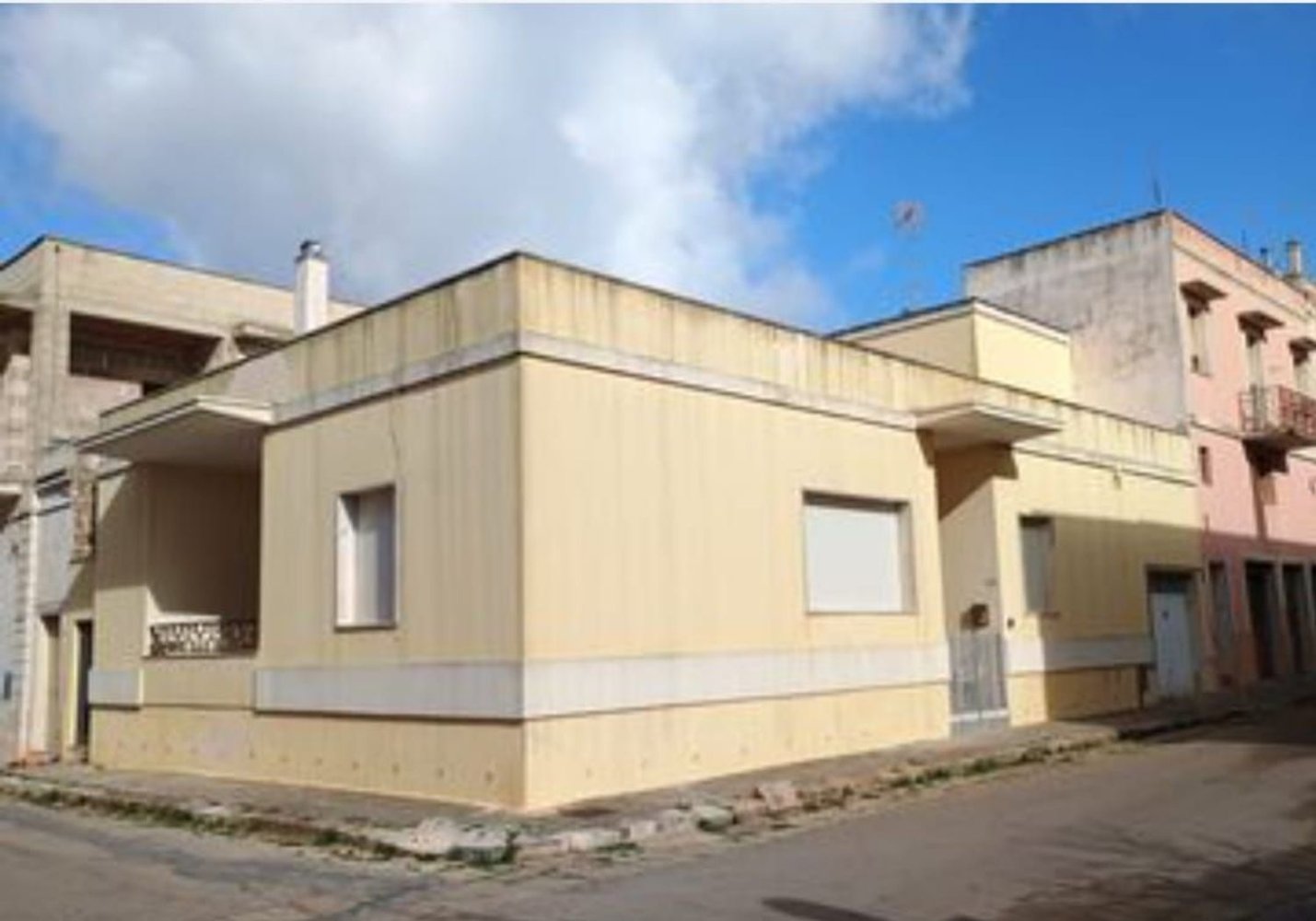 Casa de 5 habitaciónes en Ugento, Italy No. 256935